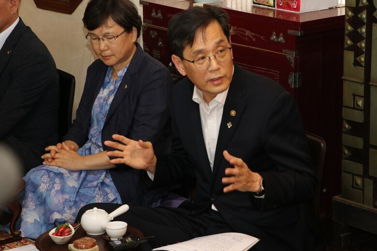 한 훈 차관