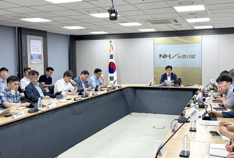 농협사료(대표이사 김경수)는 임원과 실무자들이 대면과 화상으로 참석한 가운데 '긴급 현안점검회의' 개최(농협사료 제공)