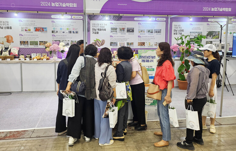 전남농기원이 개발한 연구개발(R&D) 성과물을 관람하고 있다(전남농기원 제공)