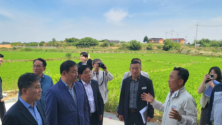 국산 밀 제분시설 현황 설명 청취 권철희 농촌지원국장(왼쪽에서 3번째)