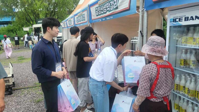 해썹인증원 부산지원이 '제1회 부산 밀 페스티벌'에서 ‘음식점 위생등급제’ 홍보 활동을 하고 있다.(해썹인증원 제공)