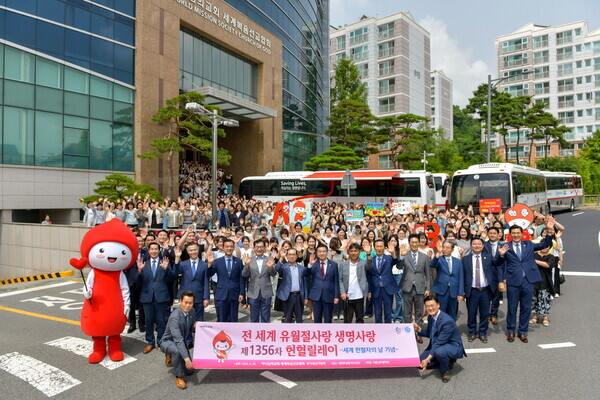 성남 분당의 '하나님의 교회 새예루살렘 판교성전'에서 24일 '전 세계 유월절사랑 생명사랑 제1356차 헌혈릴레이'가 펼쳐졌다. 교회 신자와 이웃, 지인 등 약 500명이 동참해 하절기 혈액수급난 해소에 힘을 보탰다.