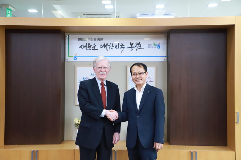 농협 상호금융 여영현 대표이사는 미국계 사모펀드 론그룹의 수석 고문인 존 볼턴 前 백악관 국가안보보좌관을 접견(농협 제공)