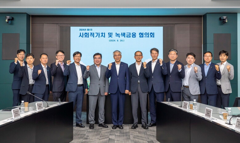 농협금융은 26일, 서울 중구 본사에서 사회적가치 및 녹색금융 협의회를 개최했다. 이석준 농협금융지주 회장(왼쪽에서 일곱 번째)과 지주 및 계열사 ESG담당 임직원들이 기념촬영을 하고 있다.(농협금융지주 제공)