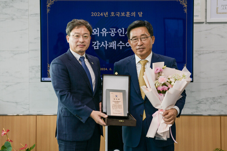 한국농수산식품유통공사 김춘진 사장(우측), 광주지방보훈청 하성일 청장(좌측) (한국농수산식품유통공사 제공)