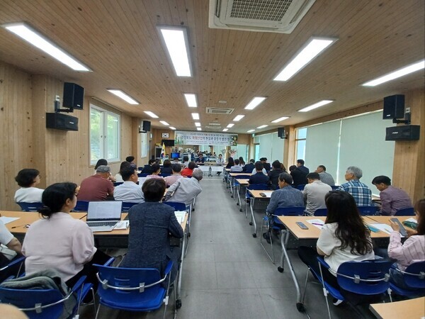 한국화훼자조금협의회와 경상북도화훼생산자연합회는 지난 6월 28일 경북 상주의 오봉산 생태문화 수련관에서 ‘대한민국 화훼산업 발전-경상북도 화훼산업의 현실과 중장기 발전 방안’ 워크숍을 개최했다. (한국화훼자조금협의회 제공)