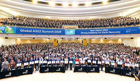 6월 30일 하나님의교회 세계복음선교협회 대학생봉사단 아세즈(ASEZ)가 개최한 '2024 전 세계 ASEZ 정상회의'에 국내외 ASEZ 회원들을 비롯해 각계각층 2000명가량이 참여해 성황을 이뤘다. 하나님의 교회 총회장 김주철 목사(가운데)와 송칸 루앙무닌턴 주한 라오스 대사, 조명래 전 환경부 장관 등 학계·정계·법조계·언론계·문화계 등 각계각층 주요 인사들이 '지구환경 복원 프로젝트' 이행에 지지서명하며 연대의 뜻을 밝혔다.