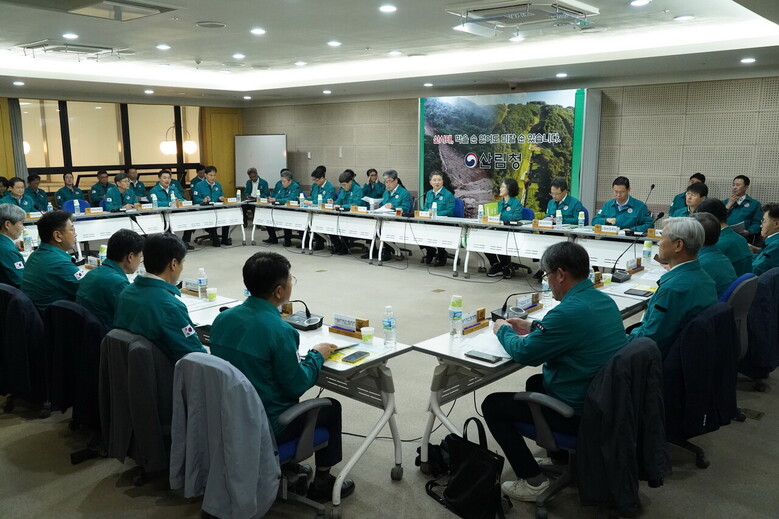 남성현 산림청장이 2일 오전 전국적으로 호우 특보 및 예비특보가 발표됨에 따라 산사태 대비 긴급대책 회의를 개최해 산사태 등 산림재난 대응태세를 점검하고 있다.(산림청 제공)