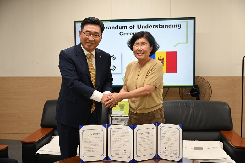 한국농수산식품유통공사 김춘진 사장(왼쪽), 초이스팜 한은종 대표(오른쪽)