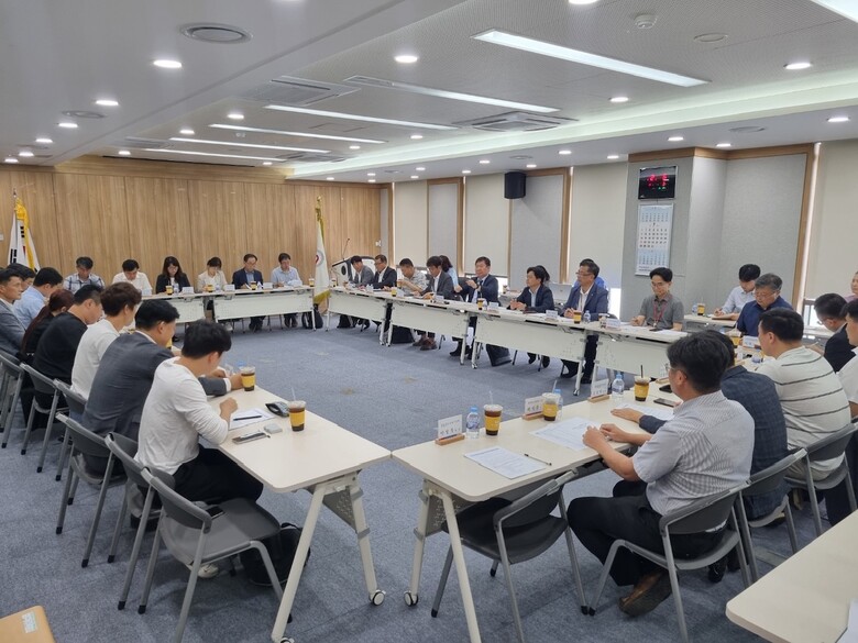 7월 3일 축산물품질평가원에서 개최된 ‘그린바이오산업 발전협의회’ 곤충 분과위원회에서 참석자들이 곤충산업 발전 방안에 대해 의견을 나누고 있다.