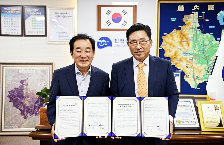 김춘진 한국농수산식품유통공사 사장(오른쪽), 송기섭 진천군수(왼쪽)
