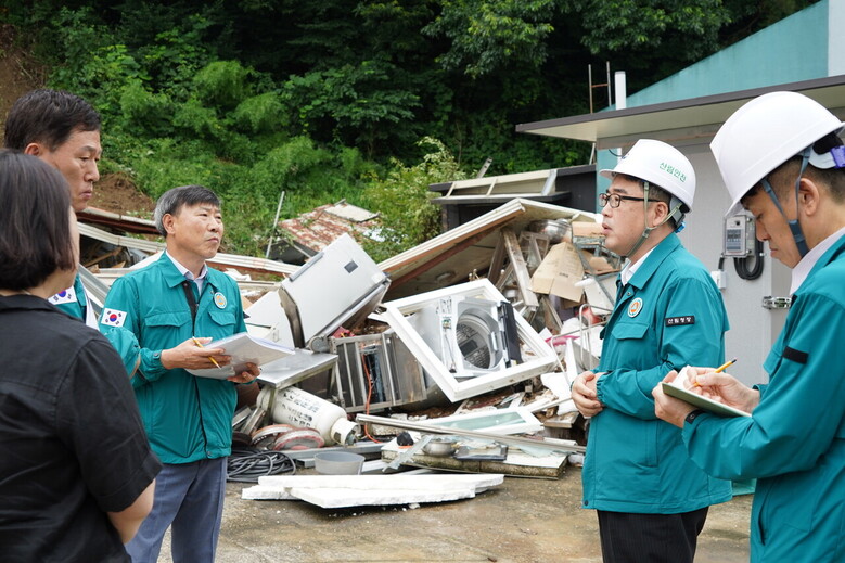 임상섭 산림청장이 11일 극한 호우로 산사태 피해가 발생한 대전 서구 원정동 현장을 찾아 피해 상황을 점검하고 있다.(산림청 제공)