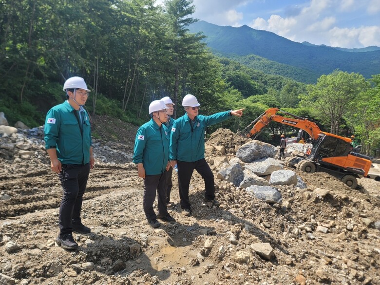 남태헌 ( 오른쪽 첫 번째 ) 원장은 산사태 대비 집중관리 주간 운영에 따라 전국 산림복지시설의 집중호우 대처상황에 대해 점검하고 있다.(한국산림복지진흥원 제공)