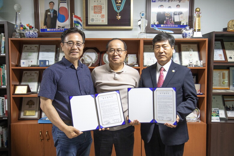 왼쪽부터 김재서 우리화훼종묘 대표이사, 김기원 삼성전자 고문, 안진찬 한국산림아카데미재단 이사장(한국산림아카데미재단 제공)