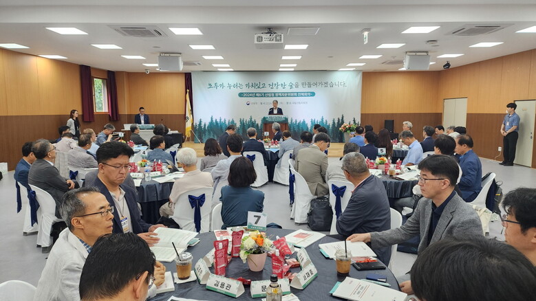 임상섭 산림청장이 16일 경북 영주 국립산림치유원에서 개최된 '2024년 제8기 정책자문위원회' 전체회의에서 인사말을 전하고 있다.(산림청 제공)