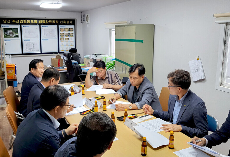 김경수 대표이사부터 반시계 방향으로, 보령축협 윤세중 조합장, 홍성축협 이대영 조합장, 당진축협 김길만 조합장 및 김경수 대표 왼쪽은 정용식 전략사업단장 (농협사료 제공)