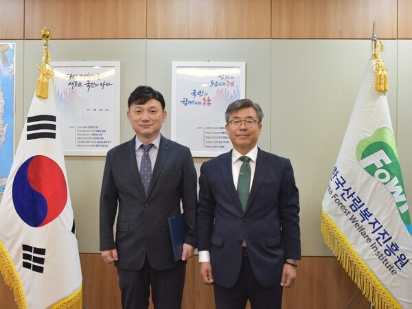 왼쪽부터 국립나주숲체원 원장 백진호, 한국산림복지진흥원 남태헌 원장