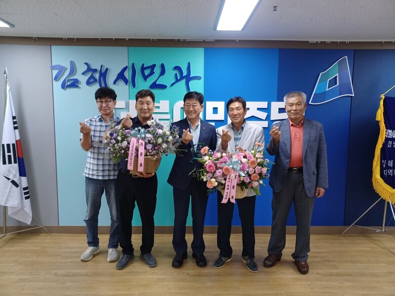 한국화훼자조금협의회는 지난 7월 18일 경남 김해에서 김정호 의원(더불어민주당, 경남 김해시을)을 ‘꽃을 사랑하는 국회의원’으로 위촉했다. 사진 맨 왼쪽부터 김해시 화훼작목회 김진환 사무국장, 김해시 화훼작목회 오관석 회장, 더불어민주당 김정호 국회의원, 자조금협의회 서용일 회장, 자조금협의회 서동호 감사 모습.(한국화훼자조금협의회 제공)