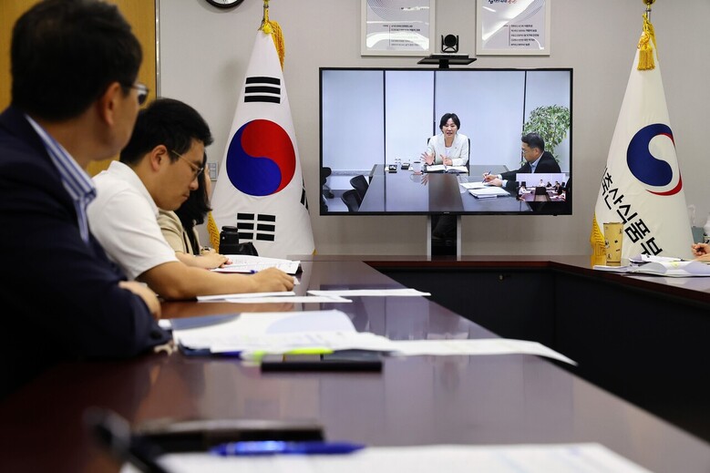 29일 아침, 농축산물 수급상황 점검회의(서울-세종 영상회의 연결)가 진행 중인 모습
