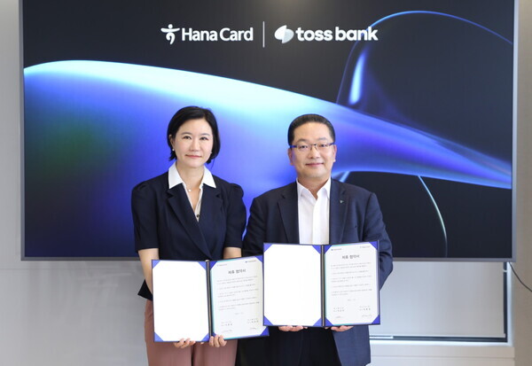 서울 강남구 역삼동 토스뱅크에서 진행된 PLCC 협약식에서 이은미 토스뱅크 대표이사와 이호성 하나카드 대표이사가 협약서에 서명 후 기념촬영을 하고 있다.