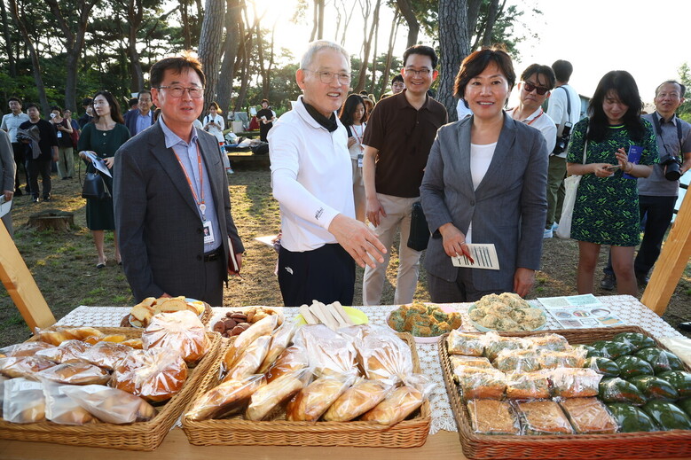 충남 홍성 문당환경마을에서 열린 홍성농식품브랜드 팝업행사를 둘러보고 있는 농식품부 송미령 장관(사진 오른쪽)과 문체부 유인촌 장관(사진 가운데)