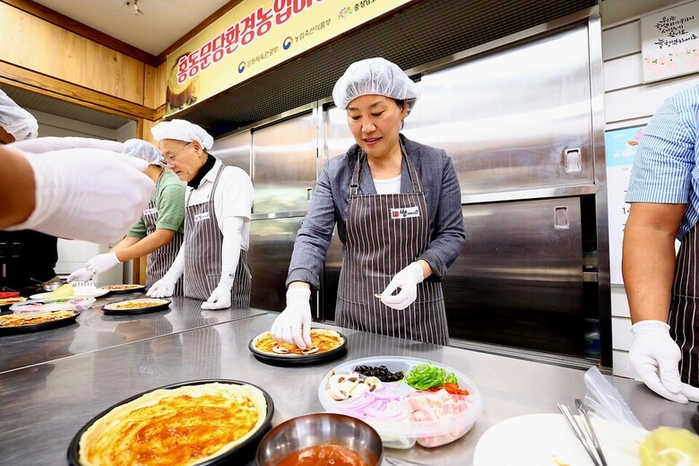 농식품부 송미령 장관과 문체부 유인촌 장관이 문당환경농업마을 유기농 쌀 피자 만들기 활동에 참여