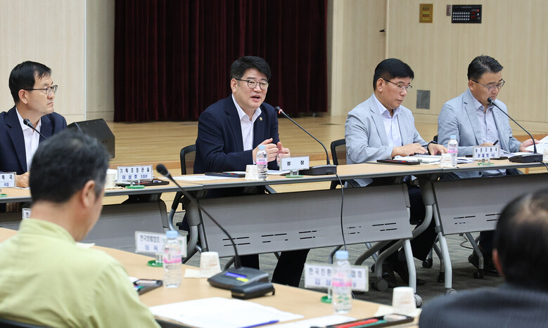 권재한 농촌진흥청장은 6일 전북혁신도시 농촌진흥청 국제회의장에서 '농업인단체 초청 간담회'를 열고 농촌진흥사업 추진 방향을 공유하고, 농업 현안 문제 해결을 위한 소통의 시간을 가졌다. (농촌진흥청 제공)