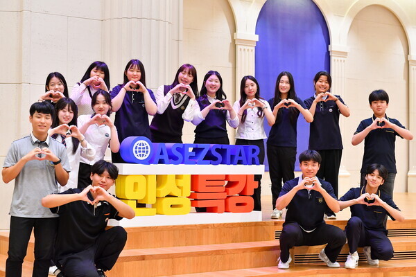 인성특강에 참가한 청소년들이 친구들과 함께 무대에서 밝은 표정으로 추억을 남기는 모습