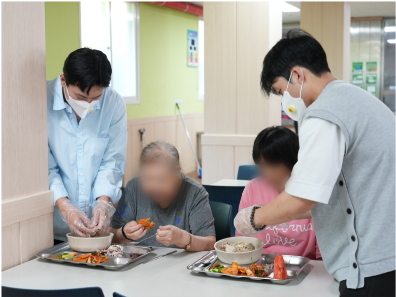 식사 도우미 활동