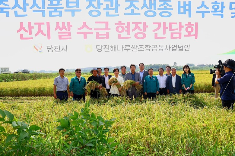 농식품부 송미령 장관이 18일 충남 당진 벼 수확현장을 방문하여 벼 작황과 산지 동향을 점검하였다(현장 관계자 단체사진)
