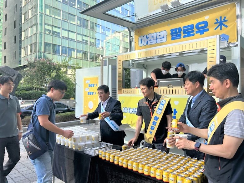 NH농협캐피탈은 19일, 여의도 소재 본사에서 쌀의날 맞이 기념으로 아침밥 팔로우미(米)행사를 실시했다. 서옥원 NH농협캐피탈 대표이사(왼쪽에서 세 번째), 이준우 NH농협캐피탈 노동조합 지부장(왼쪽에서 네 번째) 및 황준구 NH농협캐피탈 부사장(왼쪽에서 다섯 번째) 등 임직원들이 출근하는 직원들에게 컵밥 및 식혜를 전달하고 있다.