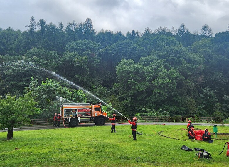 산불진화 차량이용 살수(남부지방산림청 제공)