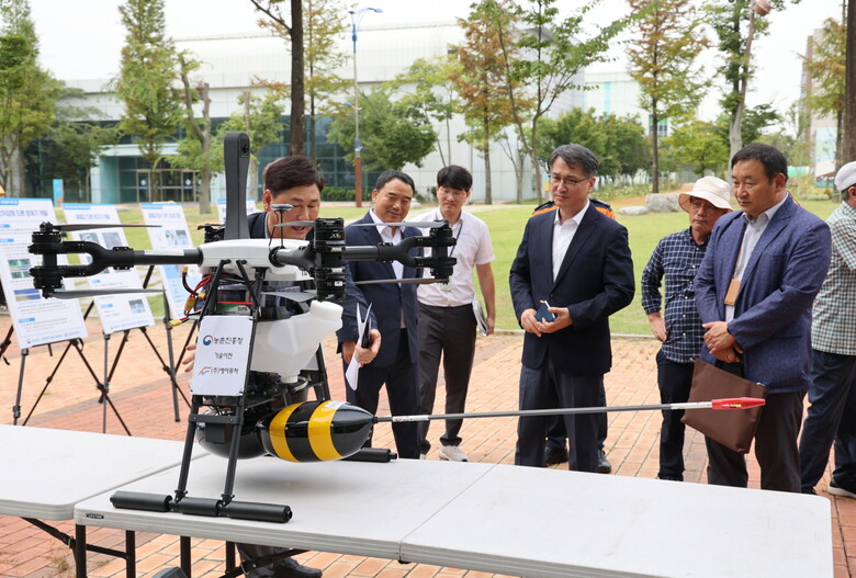 농촌진흥청(청장 권재한)은 한국농업기술진흥원, 한국농수산대학교와 함께 무인기(드론)를 활용한 말벌 퇴치 실증 시연회를 열었다.(농진청 제공)
