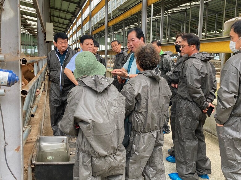 한우경영대학(11기) 교육생과 인솔 직원등이 금산한우사관학교 농장 견학(보은옥천영동축협 제공)