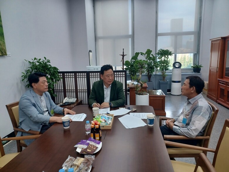 한국화훼자조금협의회는 지난 8월 27일 서울 국회의사당에서 더불어민주당 어기구(충남 당진, 국회 농림축산식품해양수산위원회 위원장) 의원과 간담회를 진행했다. 사진 왼쪽부터 한국화훼농협 유석룡 조합장, 어기구 위원장, 자조금협의회 서용일 회장 모습.(한국화훼자조금협의회 제공)