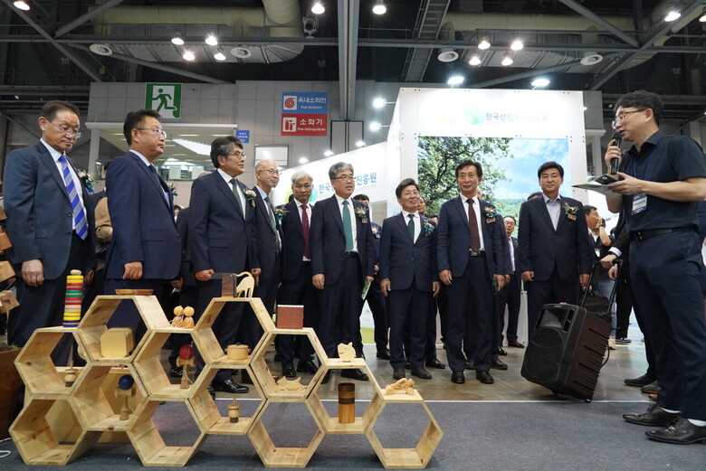 임상섭 산림청장(가운데)이 '2024 대한민국 목재산업 박람회'에서 참석자들과 전시부스를 방문하고 있다.(산림청 제공)