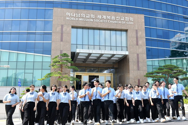 경기 분당의 ‘새예루살렘 판교성전’ 앞에서 즐거운 한 때를 보내는 하나님의 교회 학생합창단.