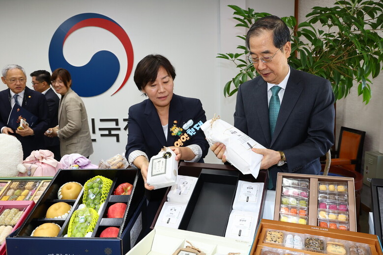 국무회의 시작 전 한덕수 총리와 국무위원들에게 우리 농수산식품을 활용한 추석 민생선물세트를 홍보하고 있는 농식품부 송미령 장관