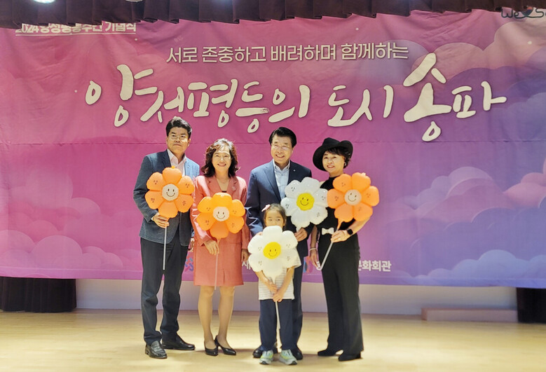 산림조합중앙회는 송파구청으로부터 가족친화 환경조성 부문 표창장을 수여받았다. 사진은 이호출 산림조합중앙회 인사총무부장(왼쪽 첫 번째)과 서강석 송파구청장(오른쪽 두 번째) 및 수상자들이 기념촬영을 하고 있는 모습.(산림조합중앙회 제공)