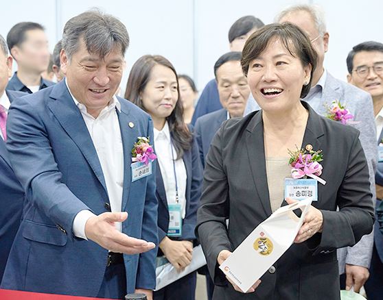 송미령 농림축산식품부 장관과 손세희 한돈자조금관리위원회 위원장(兼 축산관련단체협의회장)이 한돈자조금 부스를 방문하고 있다.(한돈자조금 제공)