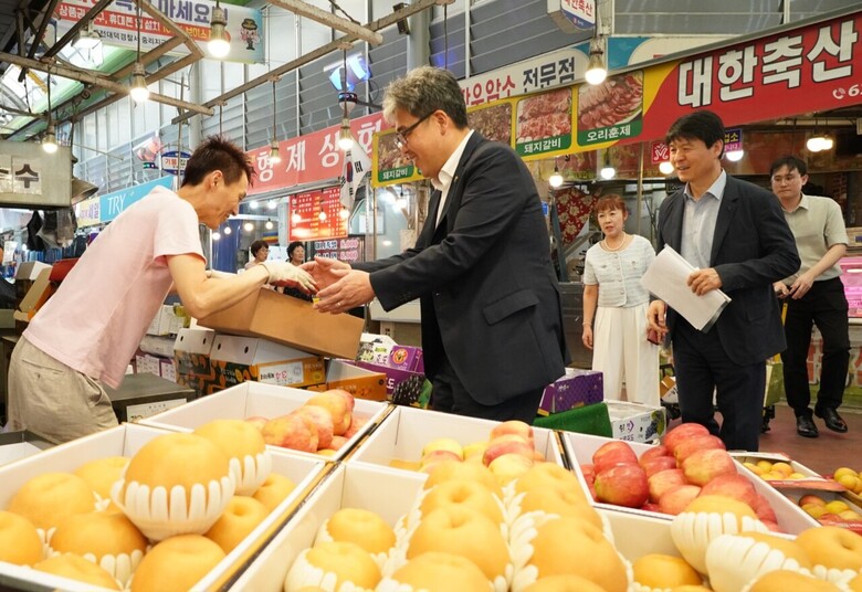 임상섭 산림청장이 10일 중리전통시장을 방문해 시장상인들과 명절인사를 나누고 있다.(산림청 제공)