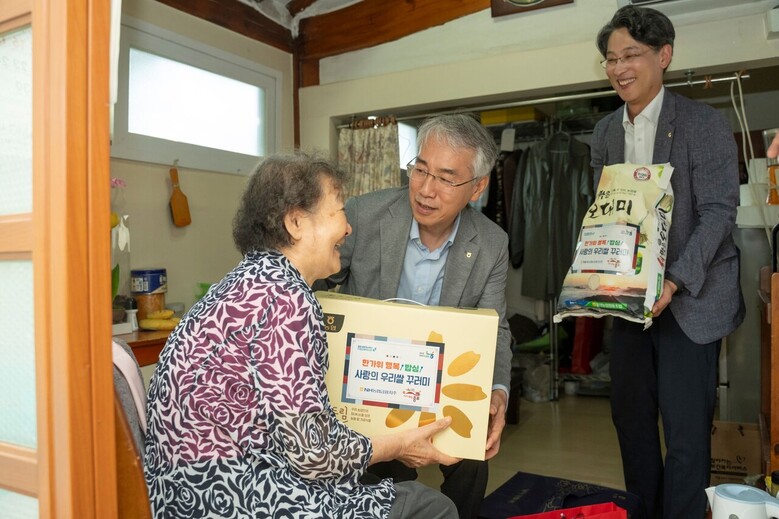 NH농협금융은 10일, 추석 명절을 맞이하여 서울 종로구청 관내 소외계층에 우리쌀과 농산물 꾸러미를 전달했다. 이석준 NH농협금융지주 회장(가운데)이 홀몸 어르신에게 농산물 꾸러미를 전달하고 있다.(NH농협금융 제공)