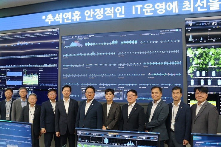 농협중앙회 지준섭 부회장은 12일, 경기 의왕시에 위치한 NH통합IT센터를 방문해 추석 연휴 IT비상대응체계 점검(농협 제공)