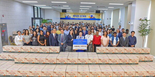 국제위러브유운동본부가 11일, 경기 성남의 국제위러브유 교육관에서 ‘2024 지구촌 가족과 함께 나누는 행복한 한가위’ 행사를 개최했다. 위러브유 장길자 회장과 각국 외교관, 다문화가족, 외국인 유학생 등이 기념 촬영을 하고 있다.