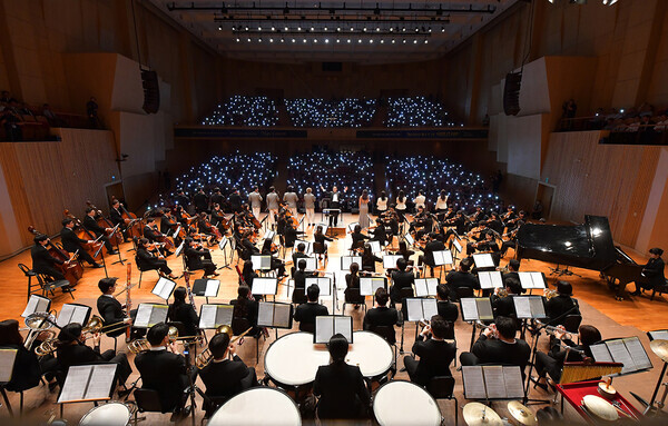 하나님의 교회가 22일 경기 고양아람누리 아람음악당에서 '메시아오케스트라 희망콘서트'를 열었다. 어려운 지구촌에 음악으로 희망을 나누자는 취지로, 각계각층 1200명이 함께했다.
