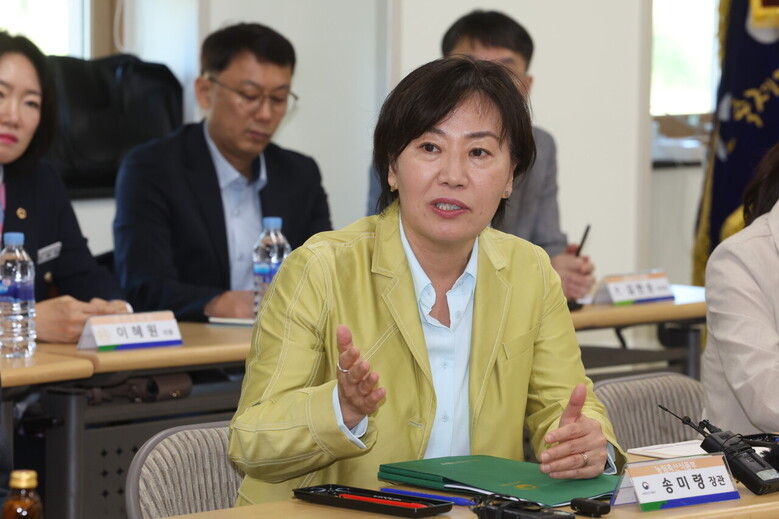농식품부 송미령 장관은 24일 경기 양평 수미마을을 방문하여, '농촌체류형 쉼터'와 '농촌 체류형 복합단지' 도입을 위해 수미마을의 체재 시설과 체험시설 등 관련 시설을 살펴보고 현장 의견을 청취했다. (농식품부 제공) 