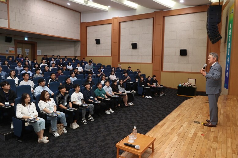 범농협 직원 110여명이 참석한 가운데 '농협의 존재가치'라는 주제로 강호동 회장이 농협이념 특강 실시(농협  제공)