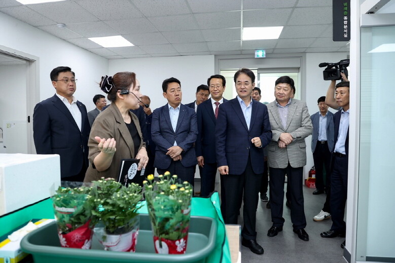 식물병원 내부를 둘러보고 있는 이동환 고양특례시장(고양시청 제공)