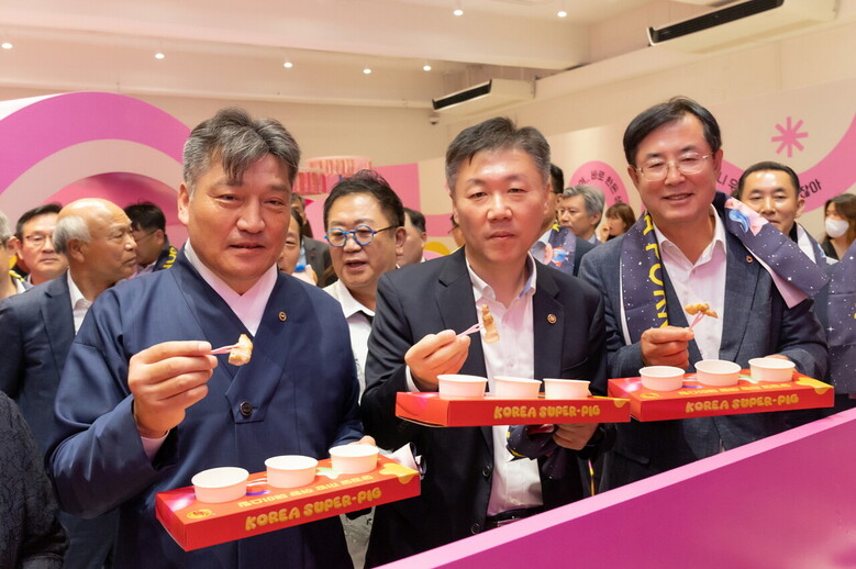 ‘2024 한돈데이 팝업스토어’에서 주요 관계자들이 팝업스토어 내부를 관람하고 있다.