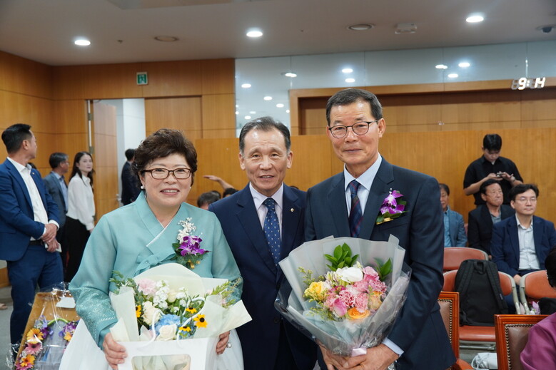 창민농장의 김경중조합원, 박미라 조합원부부는 농협중앙회가 선정하는 새농민상을 수상(순천광양축협 제공)